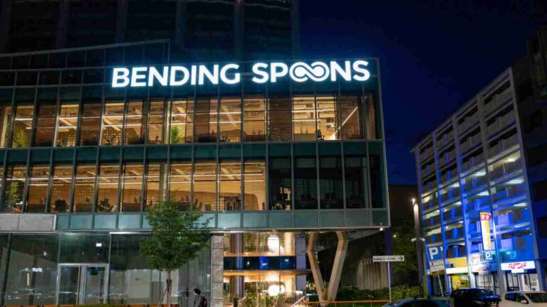 Tentang Bending Spoon